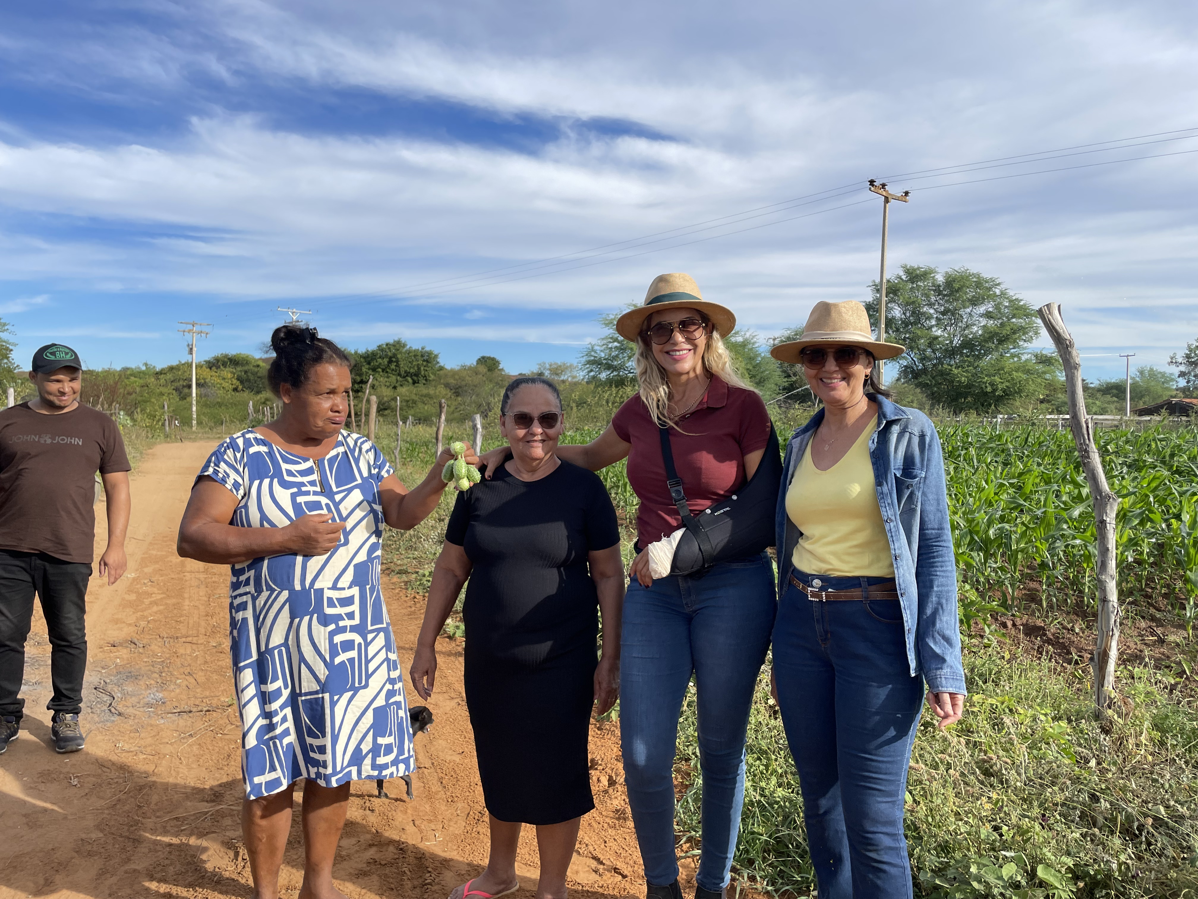 Vice-prefeita e secretária de Agricultura visitam produções de pepino e pimenta na zona rural